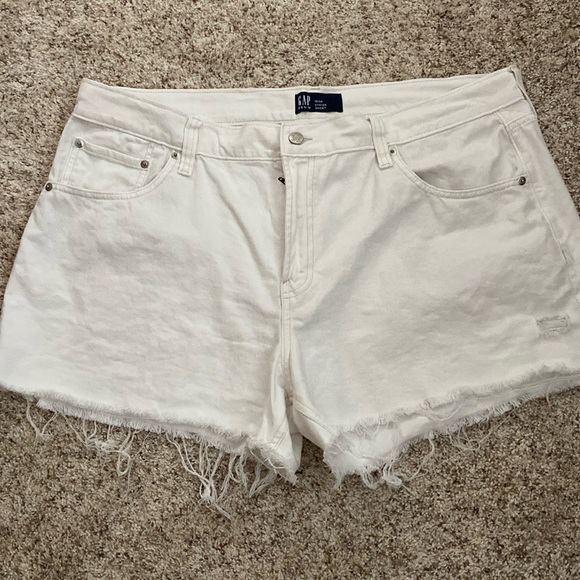 GAP Pants - Gap white Denim Short 18/34 Stride Short